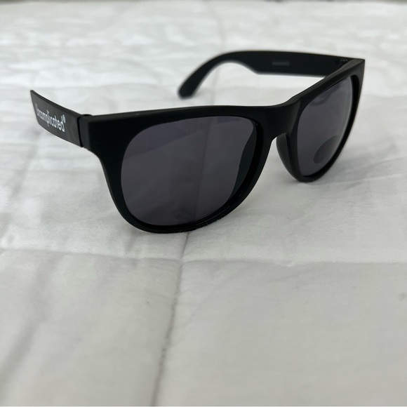 New Tiége Hanley Uncomplicated Sunglasses - Picture 3 of 16